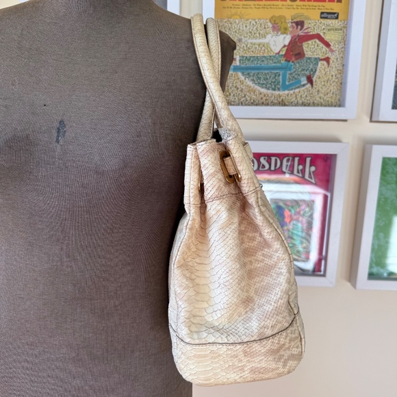 Large structured tote/satchel in pale cream-beige python-embossed leather - Picture 6 of 15